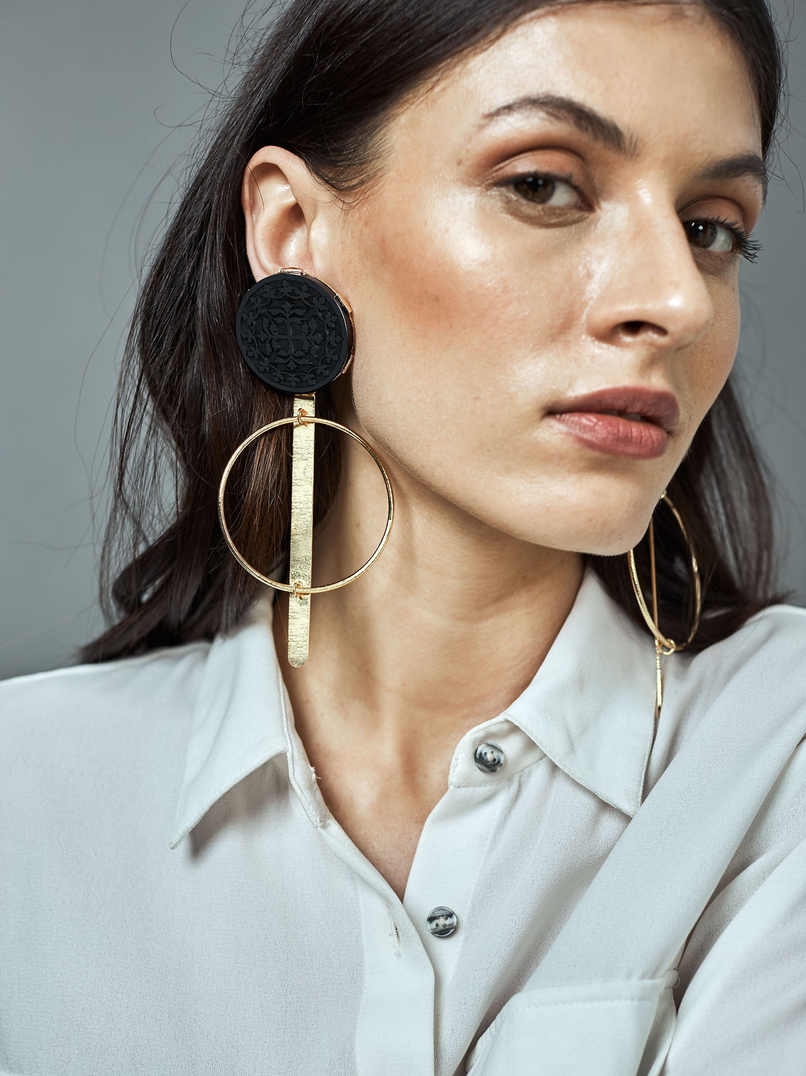 Gold Onyx Round Earrings
